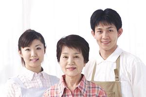 道路から見て、いつも駐車場は満杯です